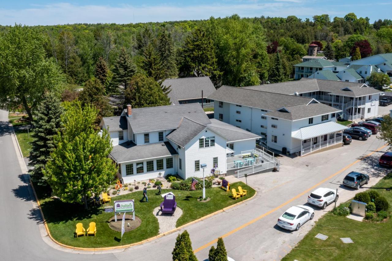 Julie's Park Cafe & 2* Fish Creek
