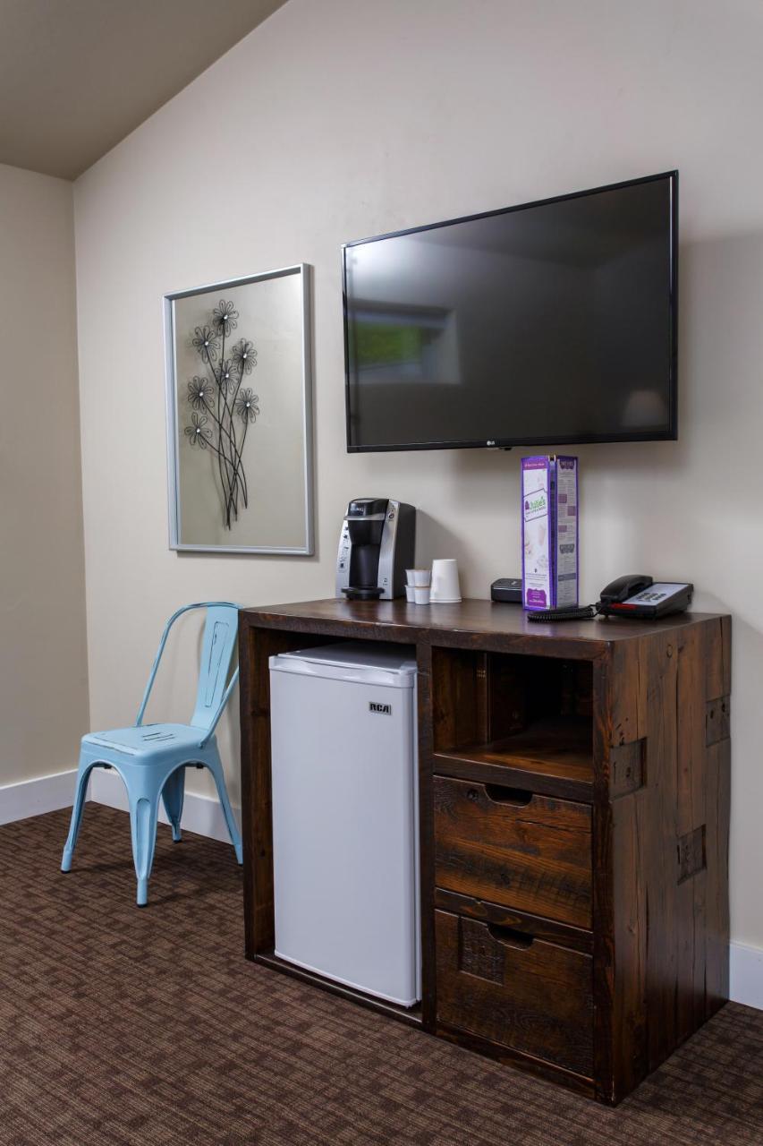 Julie's Park Cafe & Motel 2*