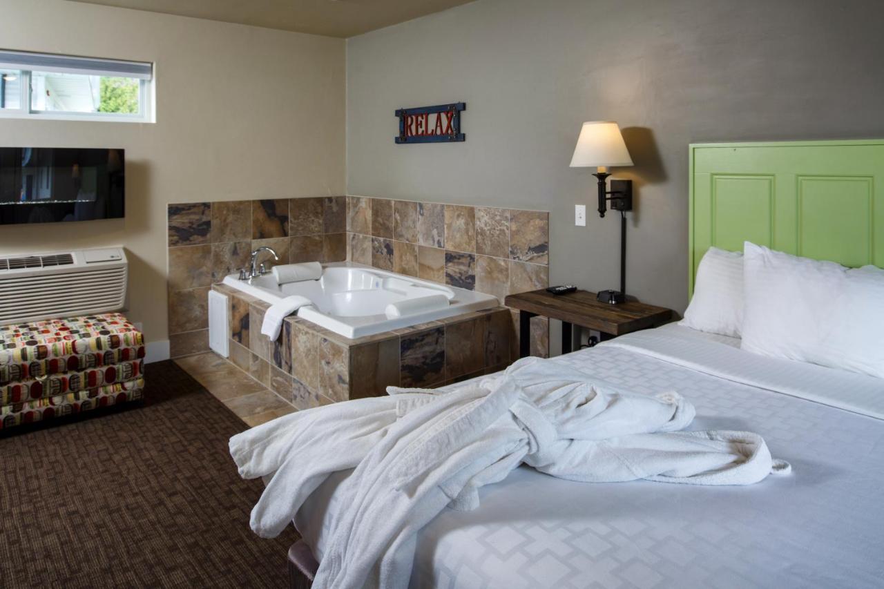 Julie's Park Cafe & Motel 2*